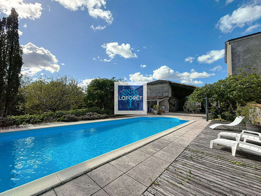 Maison à BUSSAC-FORET