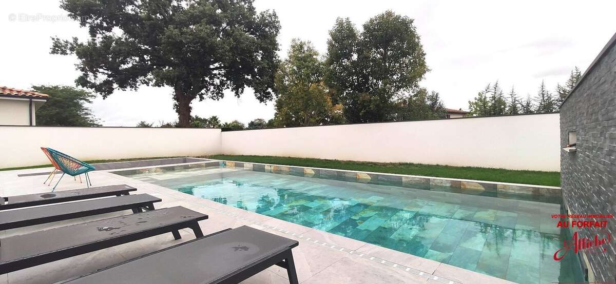 Maison à PINS-JUSTARET