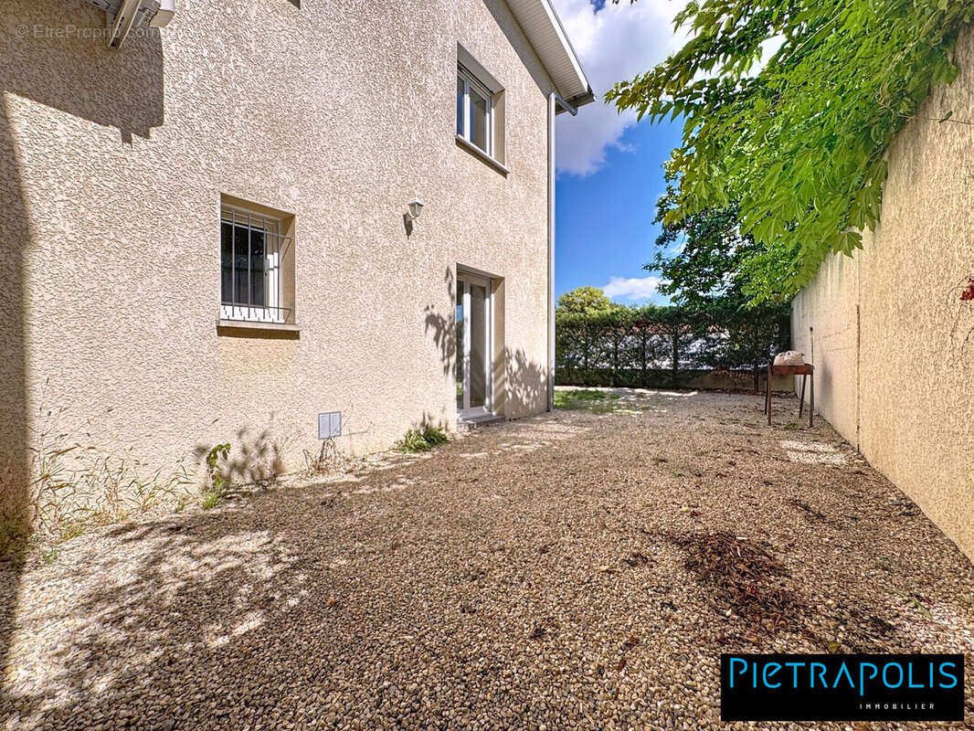 Commerce 104 m² à Saint-Genis-Laval  - photo 4
