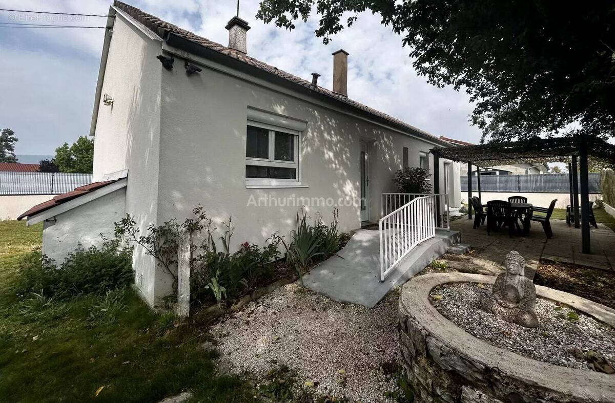 Maison à SAINT-VICTOR-DE-MORESTEL