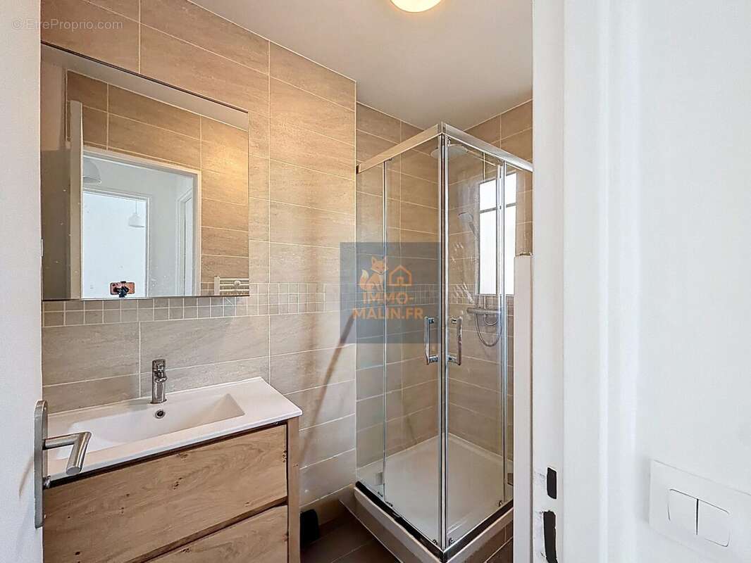 Salle de douche - Appartement à IVRY-SUR-SEINE