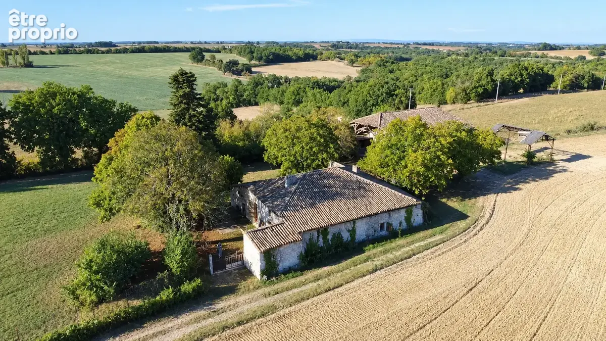 Beau potentiel pour cette propriété en pierre à rénover avec une maison, une grange et un terrain 7802 m2 avec - photo 2