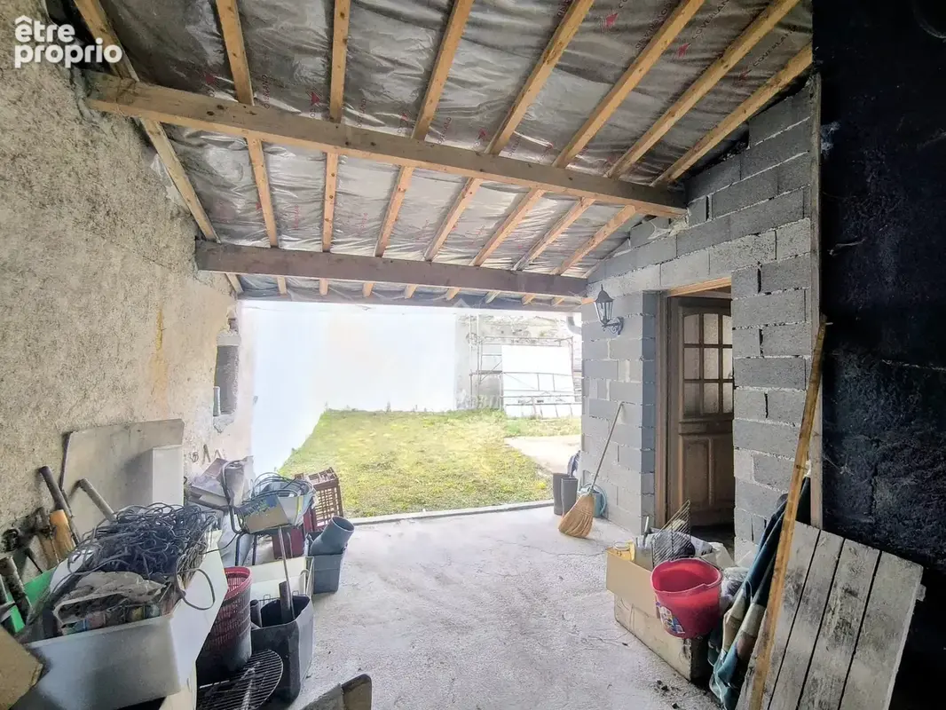 Maison de bourg à rénover avec jardin et garage - photo 3