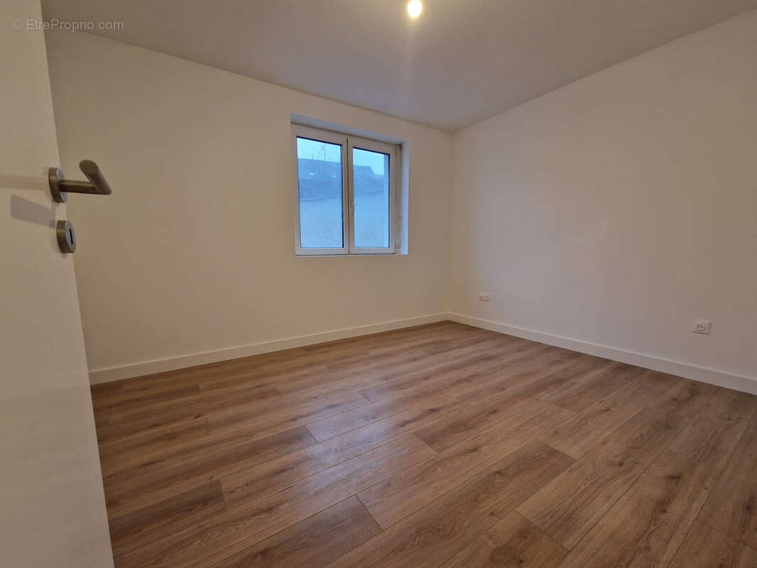 F3 entièrement rénové avec loggia et cave - photo 10