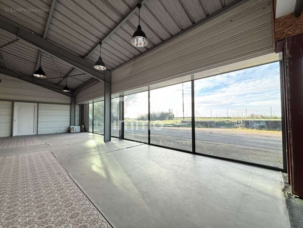 Commerce à FONTENAY-LE-COMTE