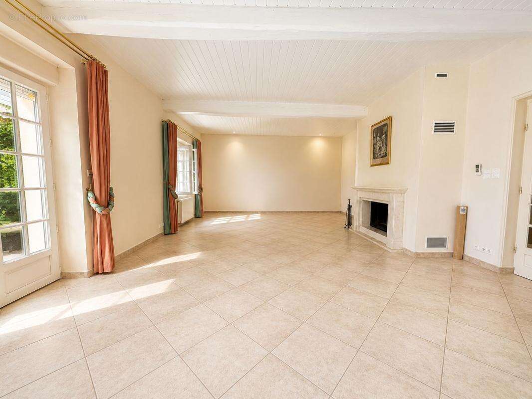 LONGERE DE CARACTERE de 500m² , 5000m² de terrain - photo 9