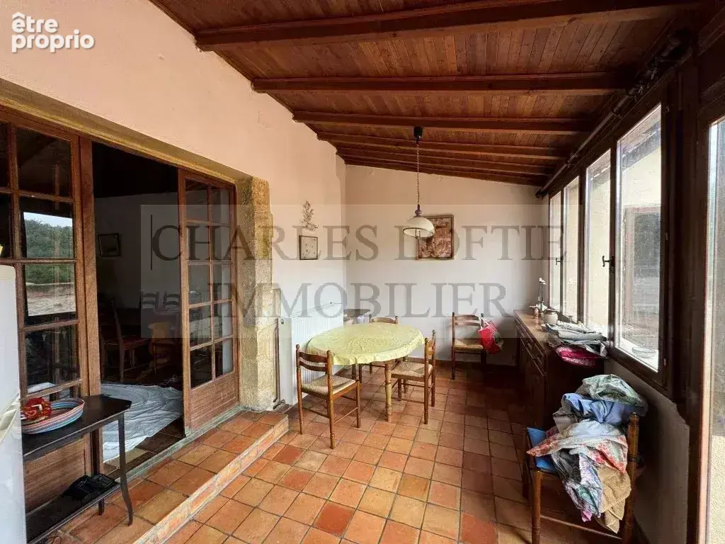 Spacieuse maison en pierre avec grande terrasse située à l'orée d'un village avec commerces et restaurant. - photo 18