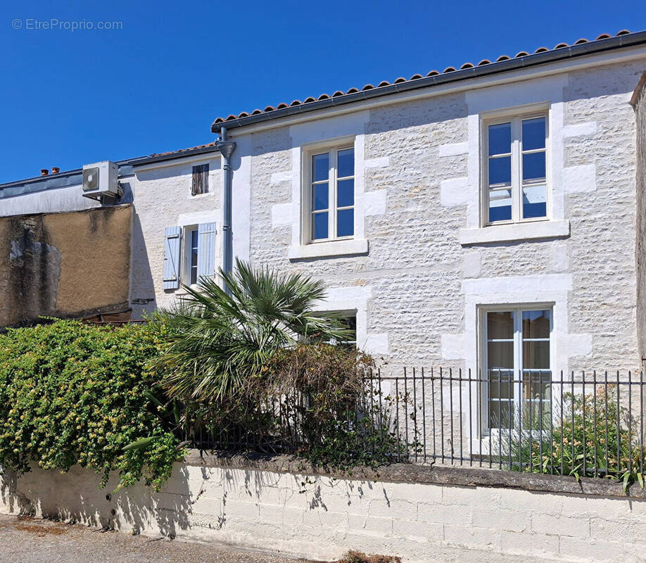 Maison à SAINT-SAUVEUR-D'AUNIS