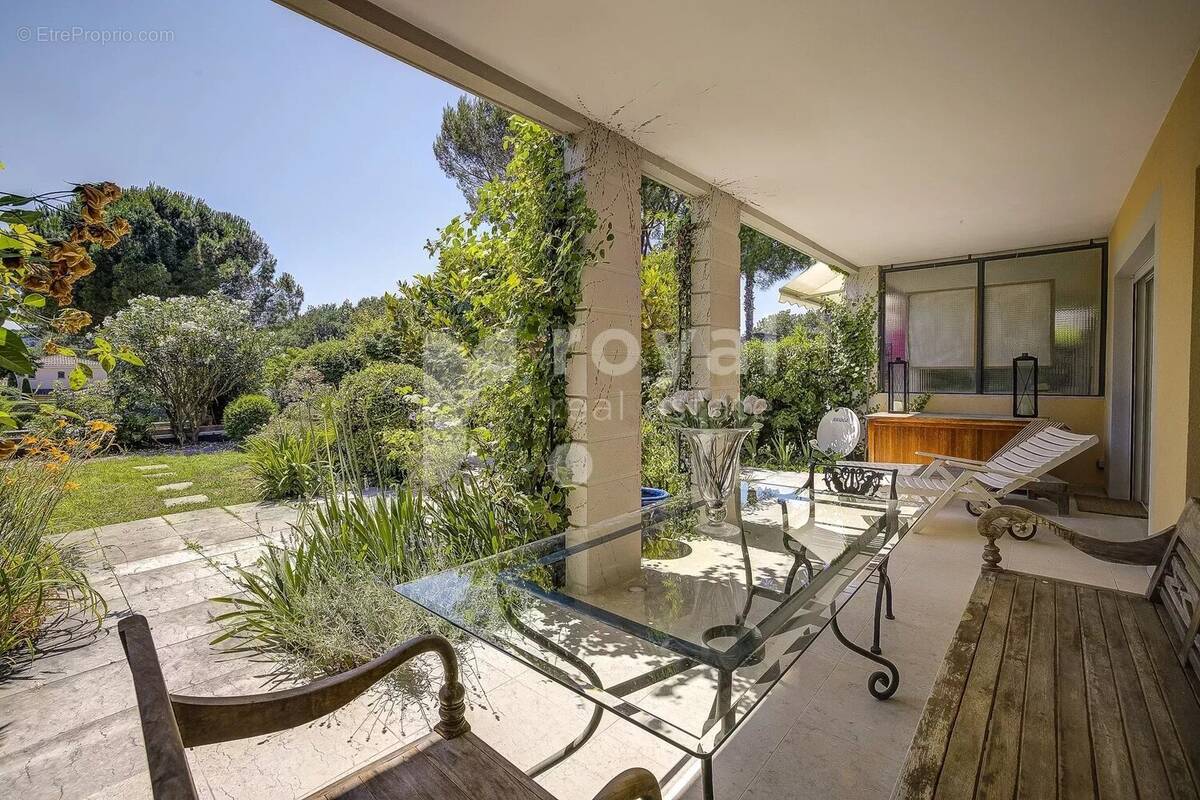 Appartement à MOUGINS