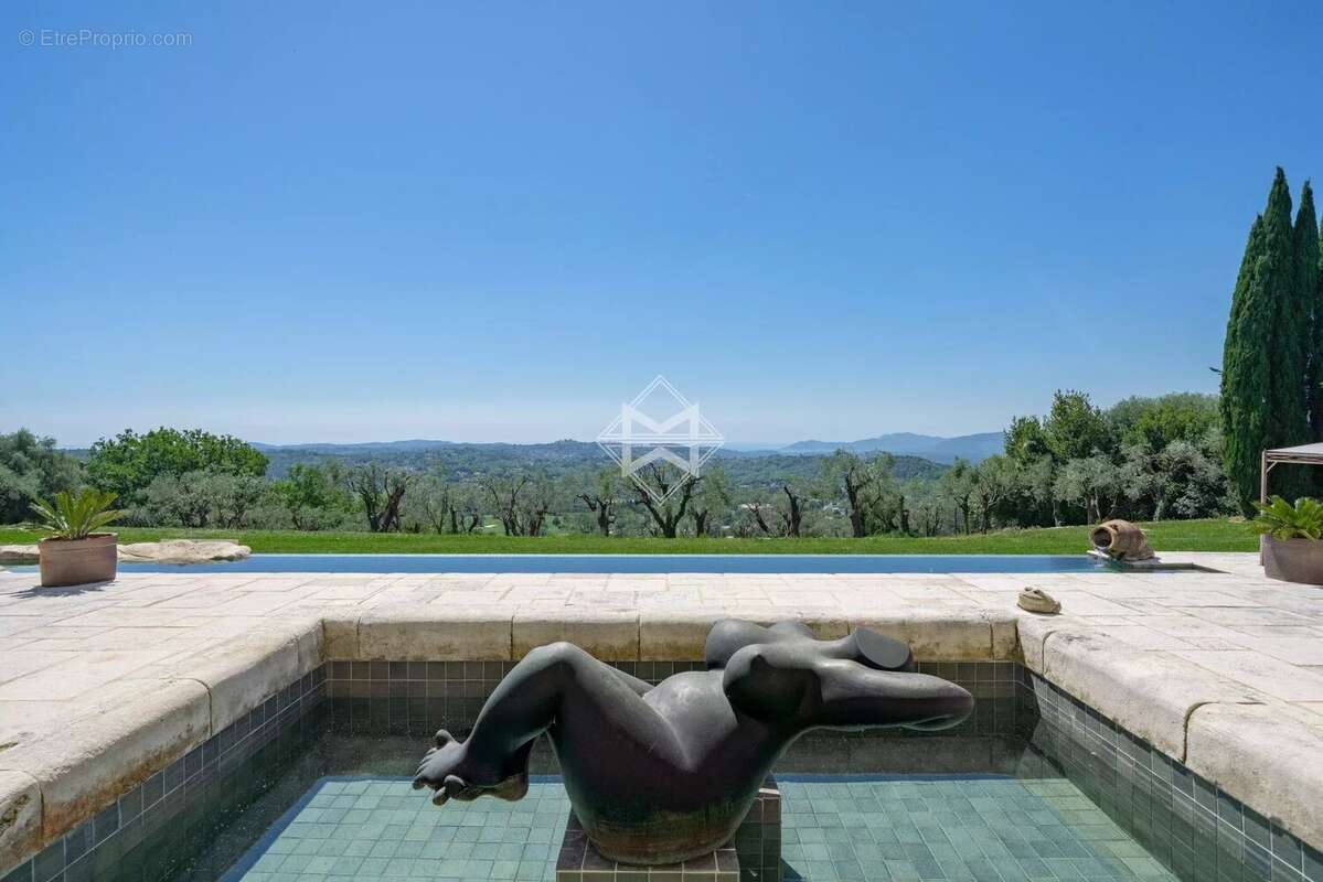 Maison à CHATEAUNEUF-GRASSE