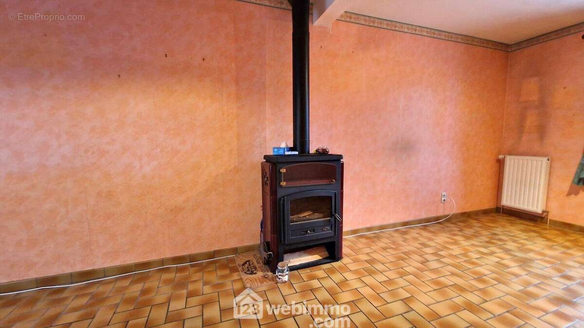 Vous apprécierez la chaleur du poêle à bois - Maison à CLACY-ET-THIERRET