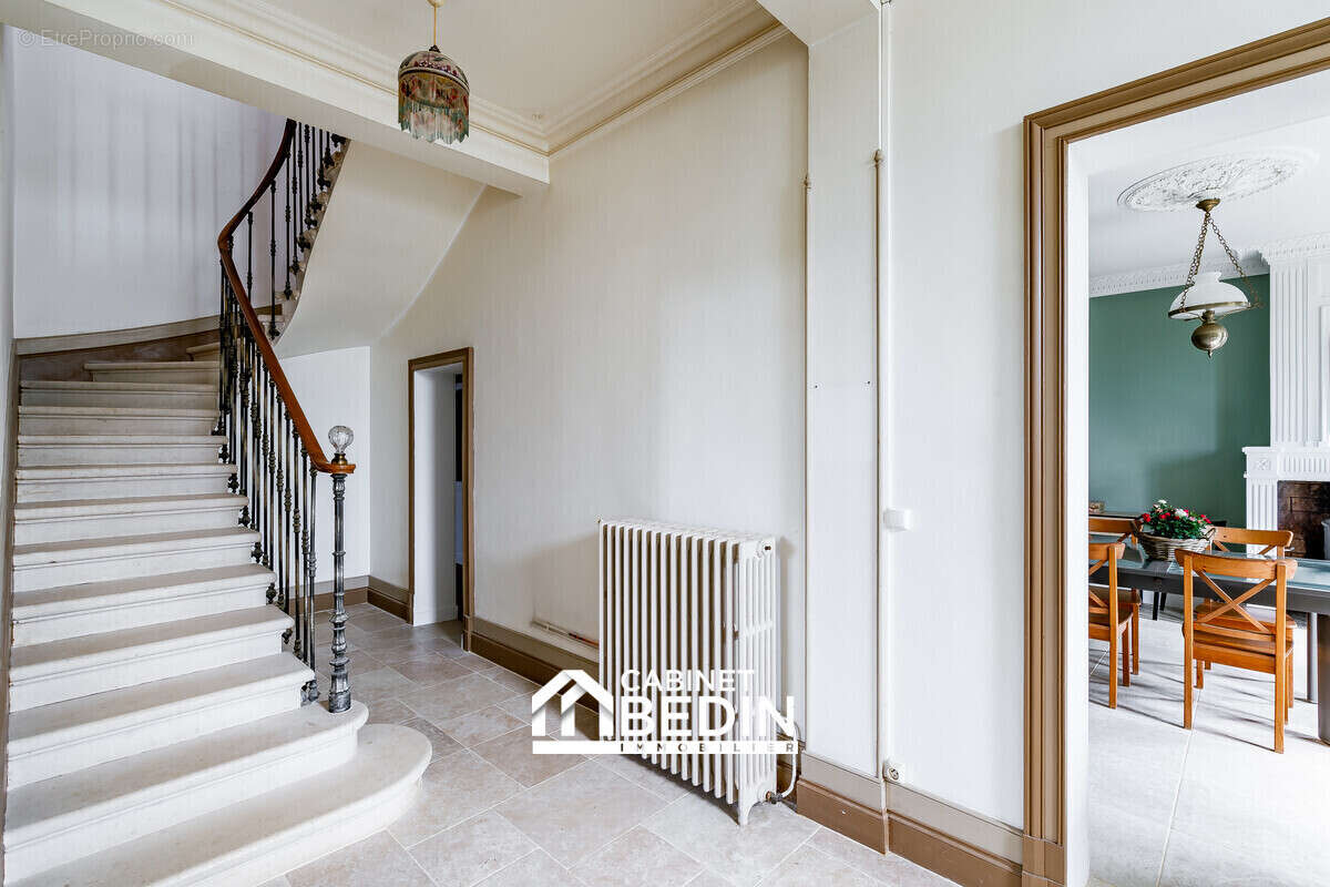 Maison 302 m² à Bourg  - photo 2