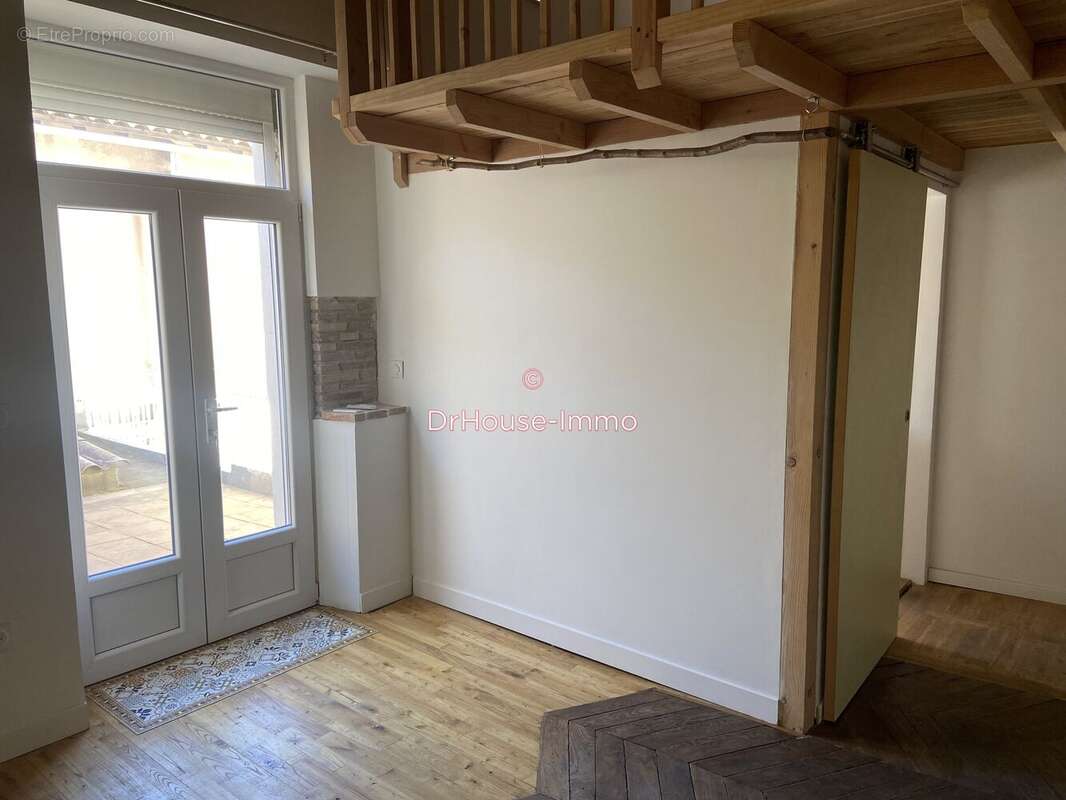 Appartement à BAGNOLS-SUR-CEZE