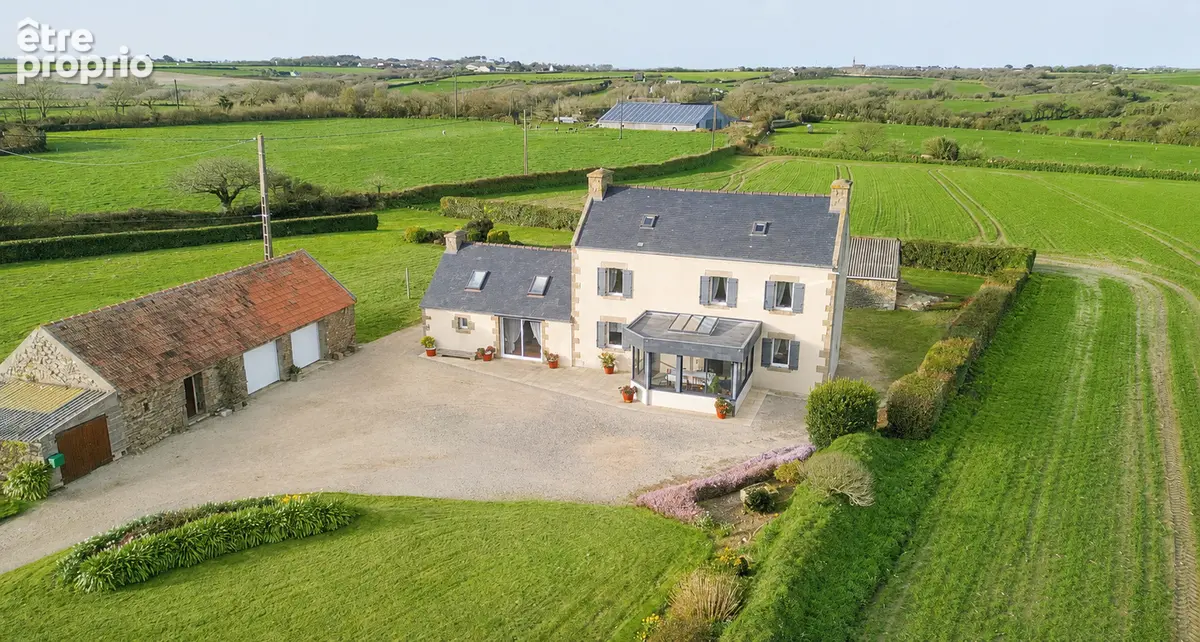 Maison à vendre à Brélès - Ancien corps de ferme  avec beau jardin - photo 1