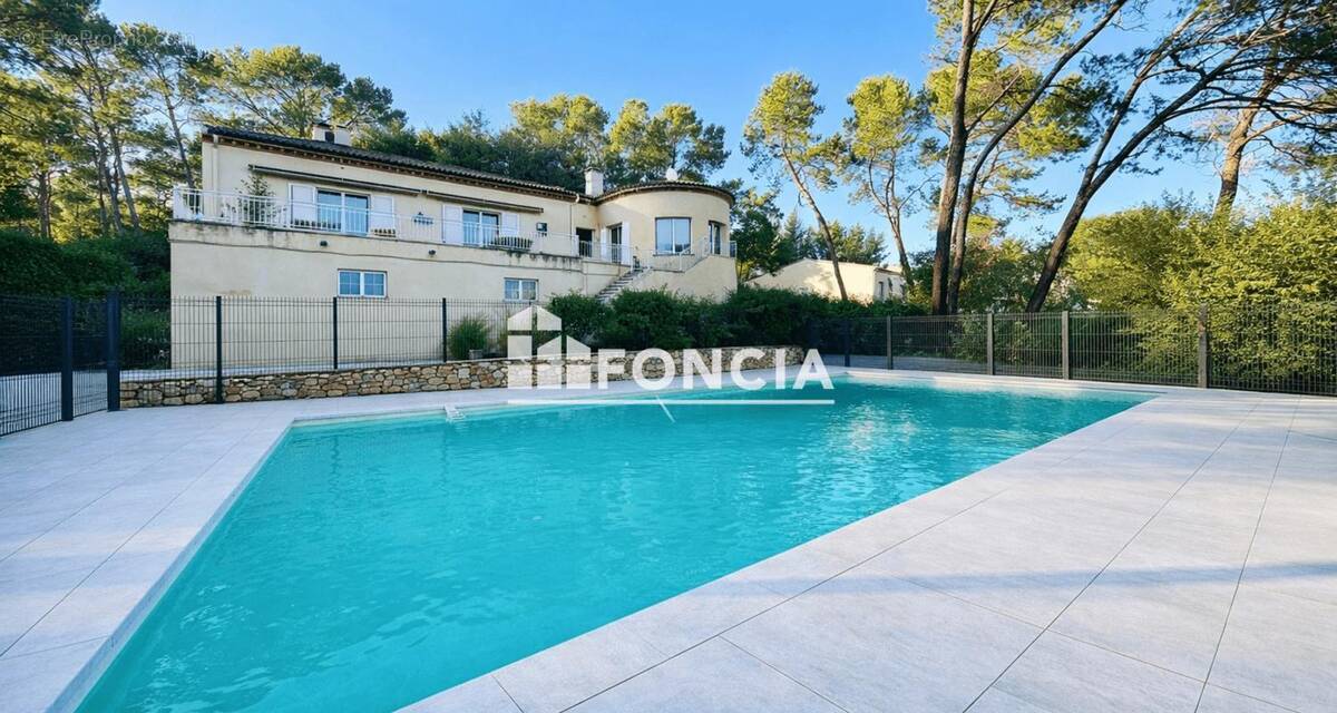 Maison à SAINT-CLEMENT-DE-RIVIERE