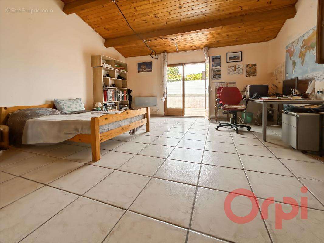 À Vendre : Villa familiale de plain-pied avec piscine, garage et grand jardin à Sauvian - photo 12