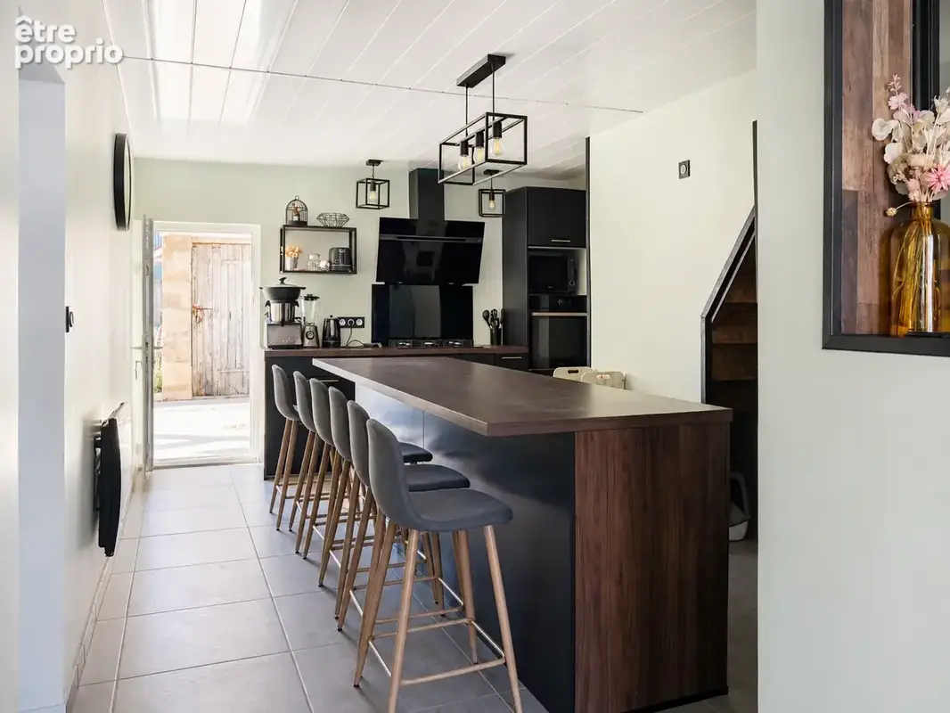 Maison familiale avec grand terrain et dépendances - photo 2
