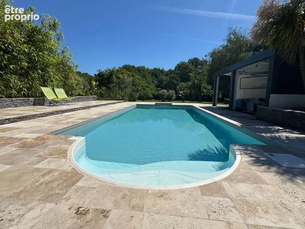 Maison d'architecte de plain-pied  à Salleboeuf  - 11 pièces -  354 m2 -  7112 m2 de terrain - Double garage - Piscine - 2 dépen - photo 4