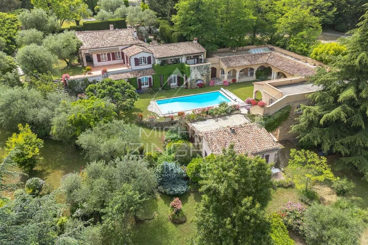 Propriété d'exception avec forêt, parc , tennis et vue dégagée. - photo 15