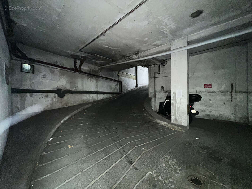 Parking à PARIS-18E