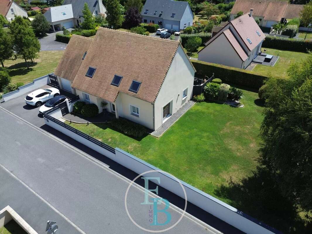 Maison - 235m2 - T8 - photo 4