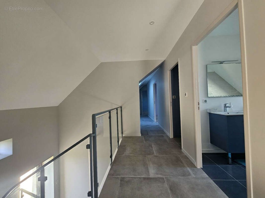 Maison à CREUZIER-LE-VIEUX