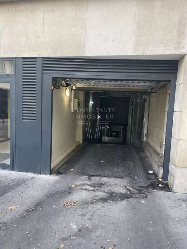 Parking à PARIS-17E