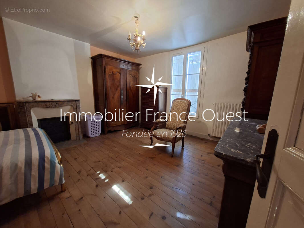 Belle demeure au cœur du centre historique de La Flèche - photo 9