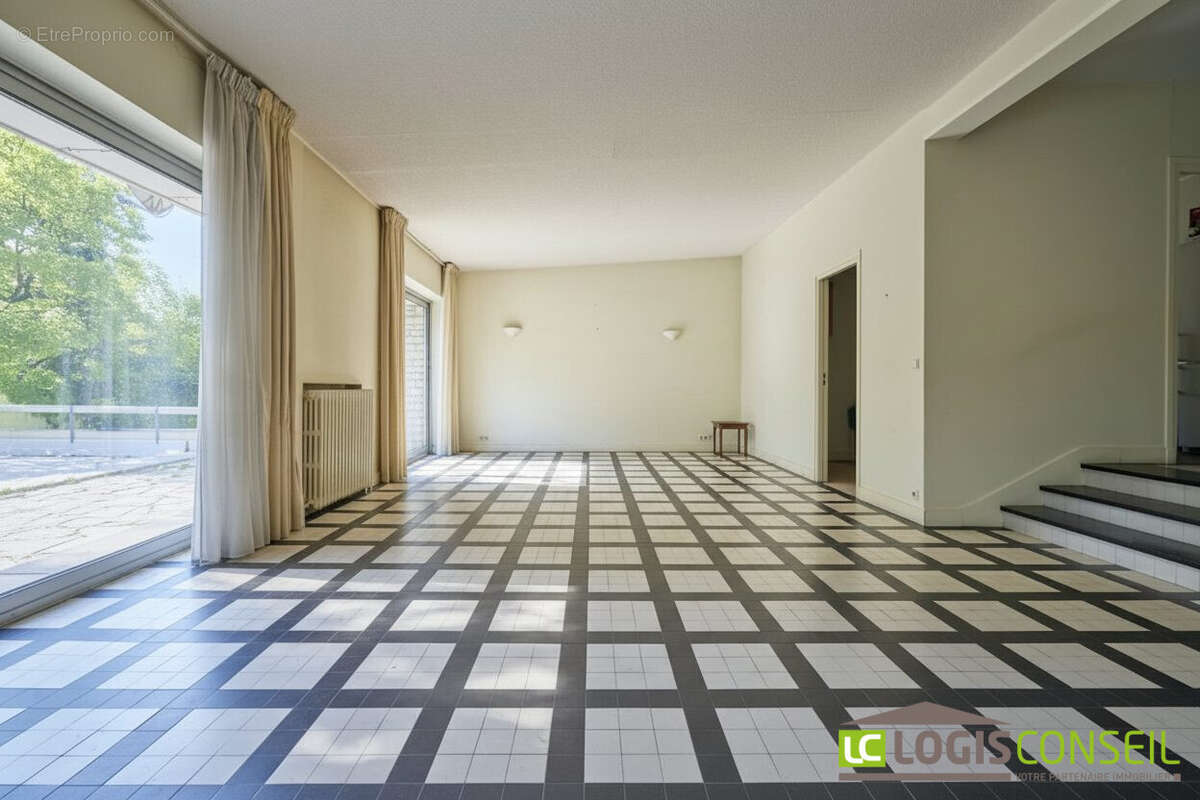 Maison à VERRIERES-LE-BUISSON