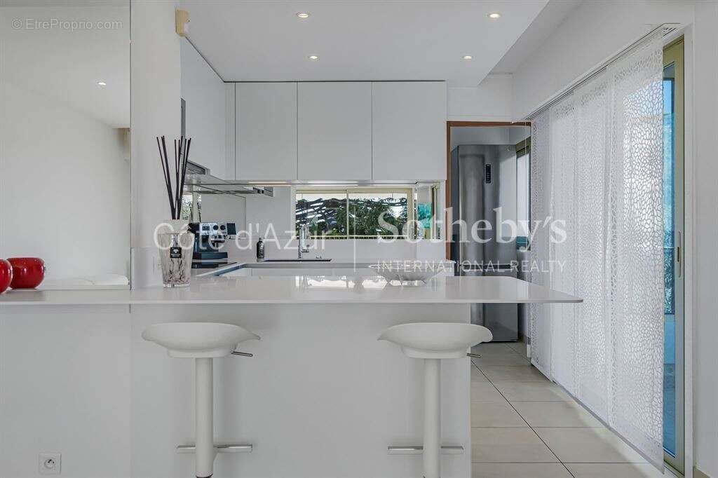 Golfe-Juan, appartement rénové en étage élevé avec terrasse et vue mer panoramique - photo 5