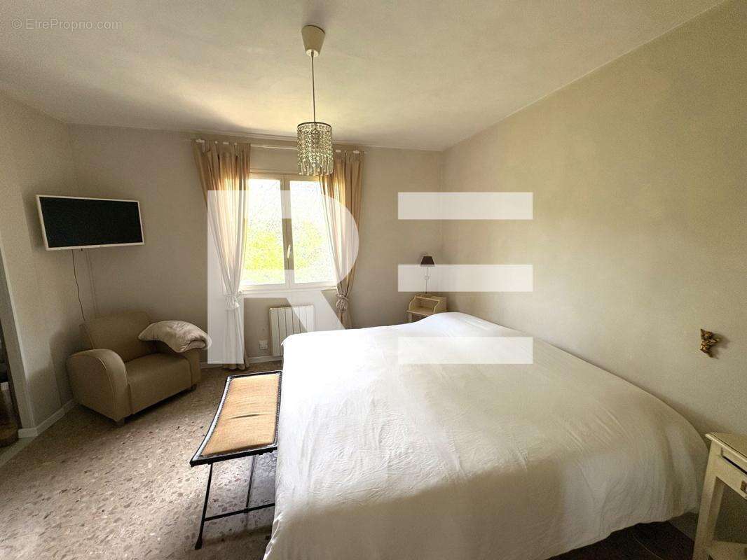 A vendre dans les hauteurs de nimes maison de 168 m² - photo 11