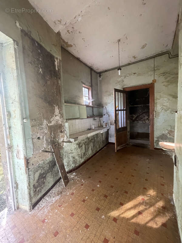 Vaste maison en pierre 300 m2 environ à rénover centre bourg - photo 14