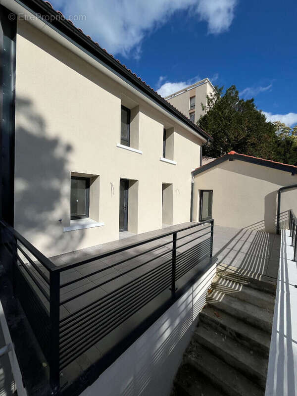 Maison à PONT-EVEQUE