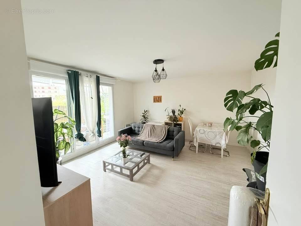 Appartement à LES PAVILLONS-SOUS-BOIS