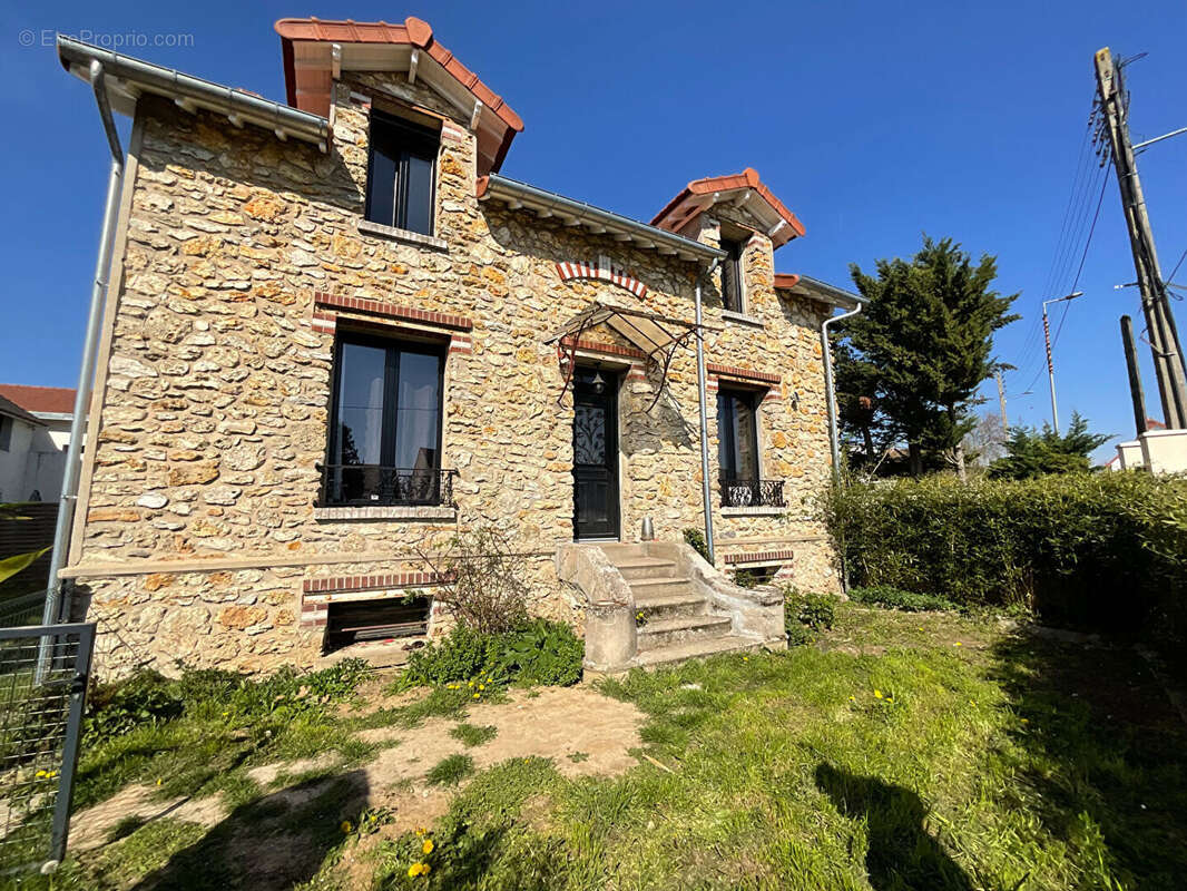 Maison à CHANTELOUP-LES-VIGNES
