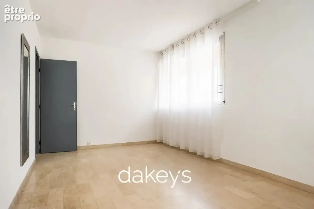T4 lumineux - Saint Victor 80m2 + cour commune - photo 6