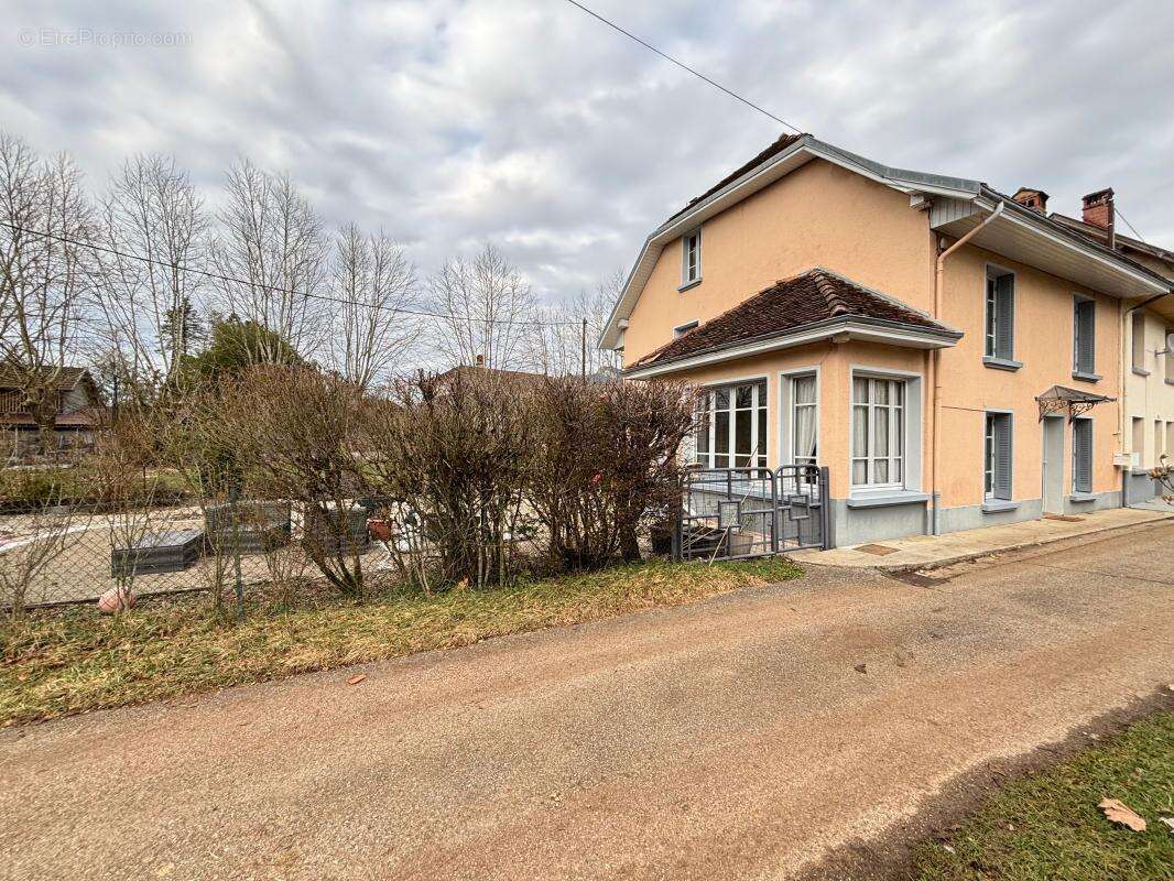 Maison à ENTRE-DEUX-GUIERS