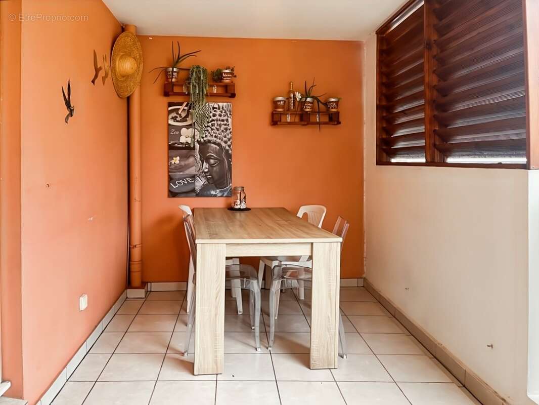  à vendre – t3 traversant avec double varangue – sainte-clotilde  - photo 3