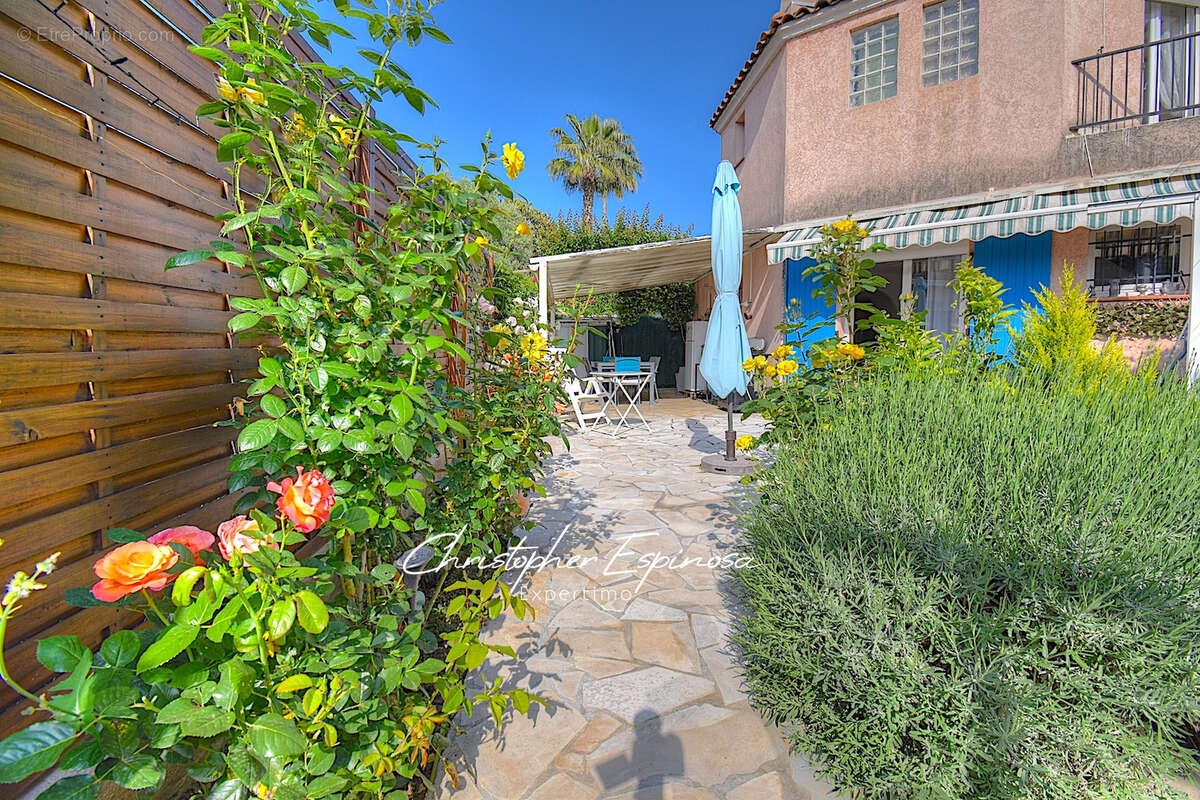 Antibes, villa jumelée de 88m2, terrain de 180m2, garage et parking privé. - photo 4