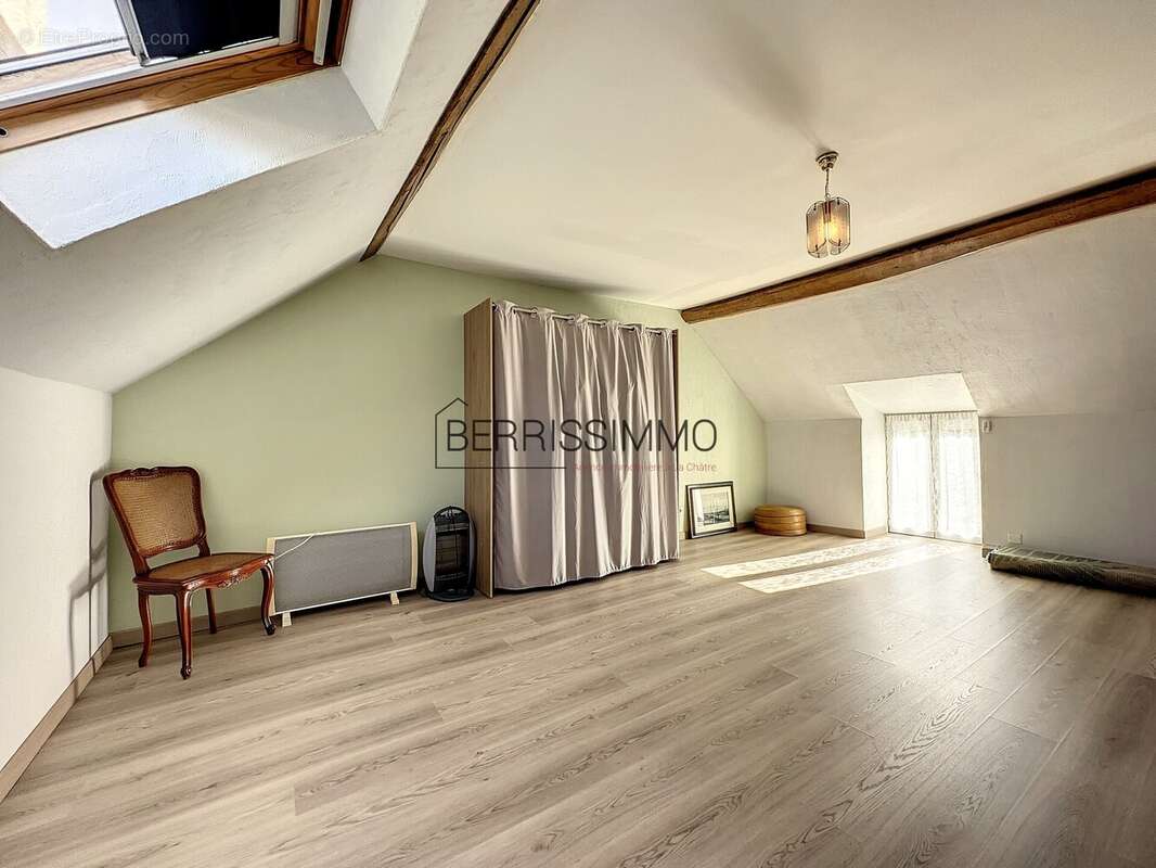 Maison à Pruniers, la chambre à l&#039;étage - Maison à PRUNIERS