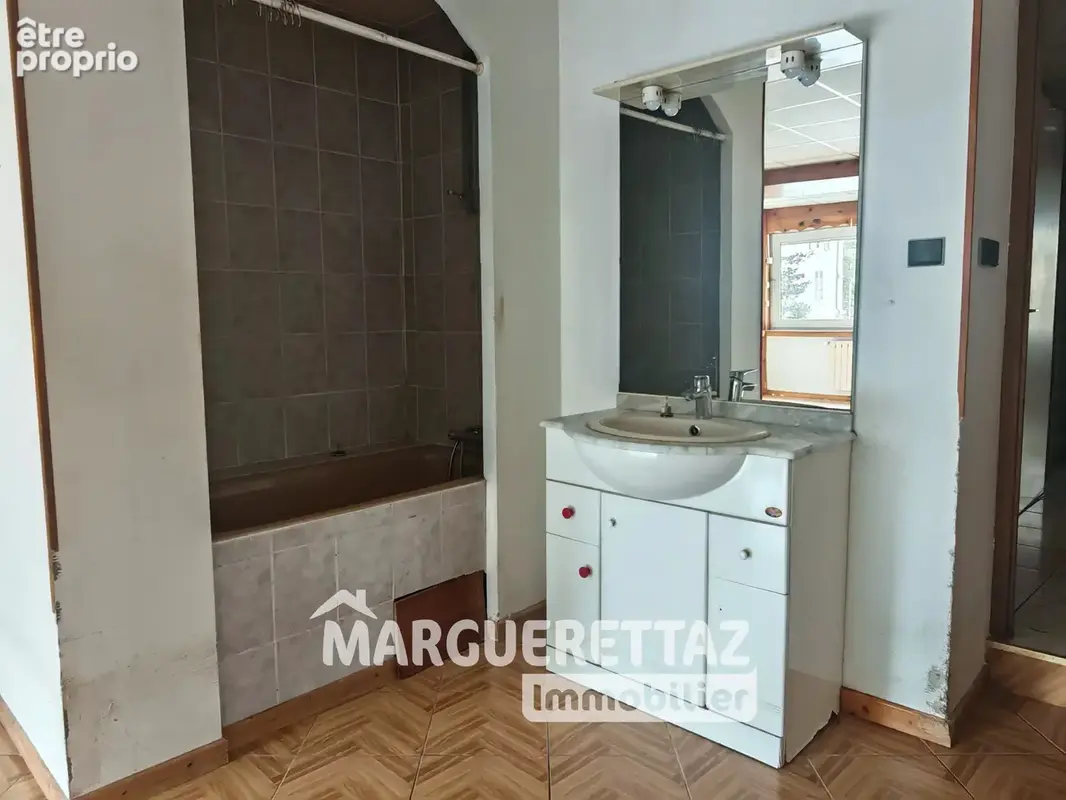 Appartement 2 pièces de 71,6 m² à rénover – 1er étage – Au cœur du village à TANINGES - photo 7