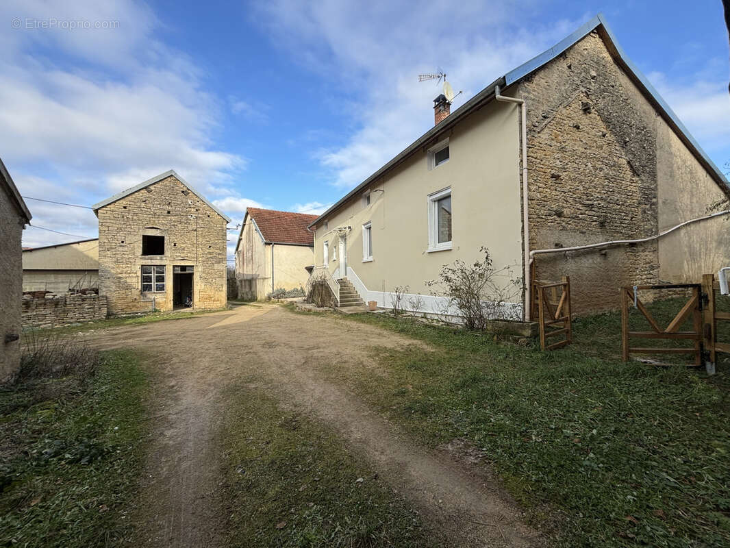 Maison à MONTLIOT-ET-COURCELLES