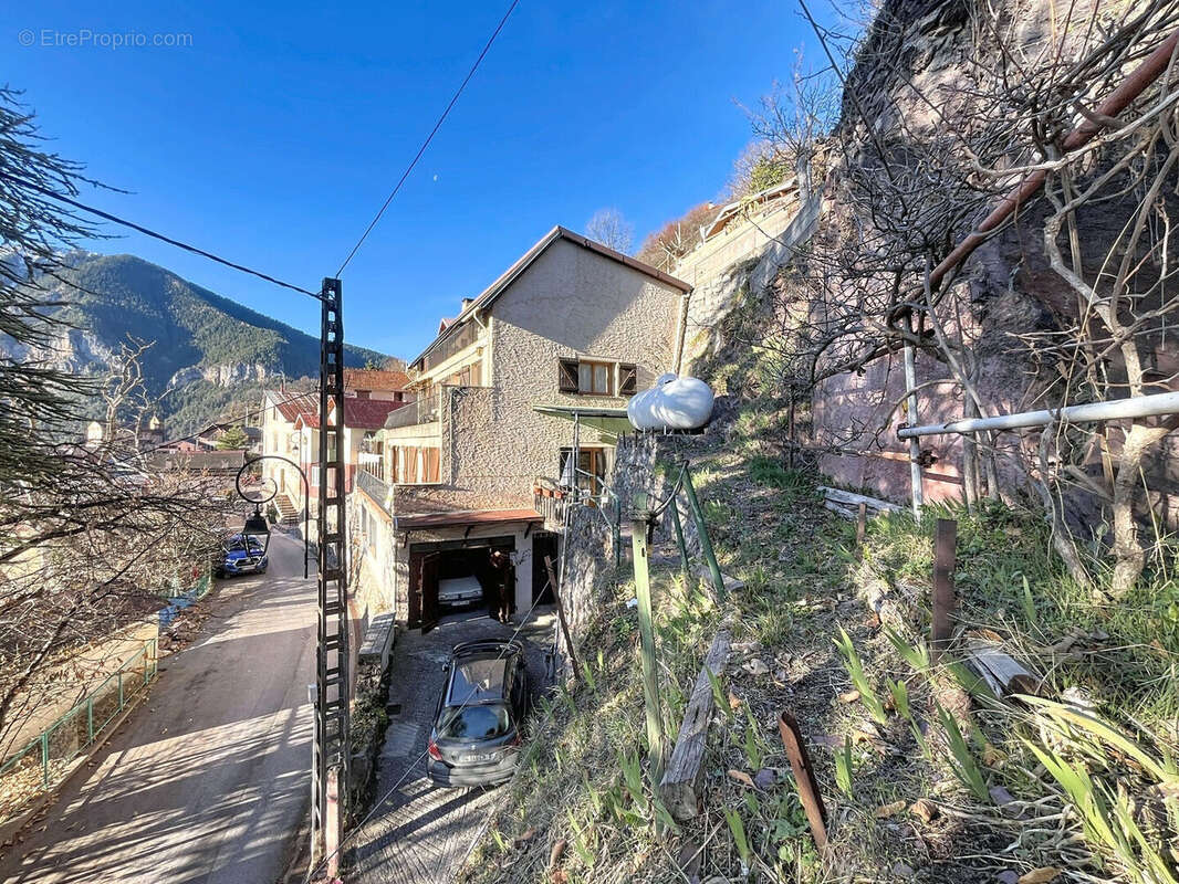 Trois appartements - Fort potentiel - à Roure 06420 - photo 18