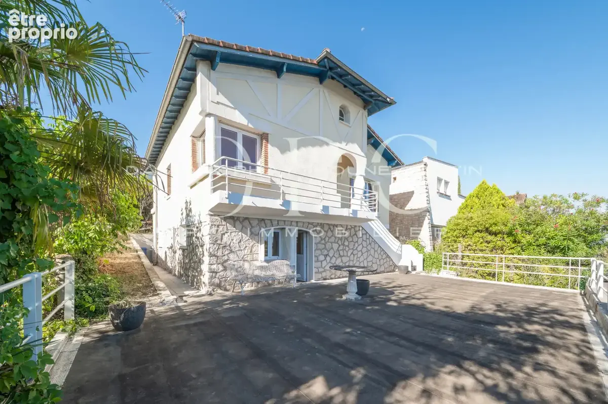 Maison de caractère, T6 de 171 m2 au calme avec jardin, terrasses et garages. - photo 13