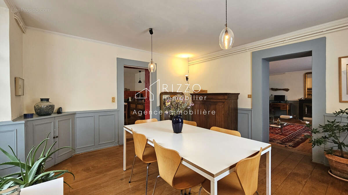 Centre Ferney, maison de 200m2 + dépendance de 41m2 sur terrain de 1590m2 - photo 6