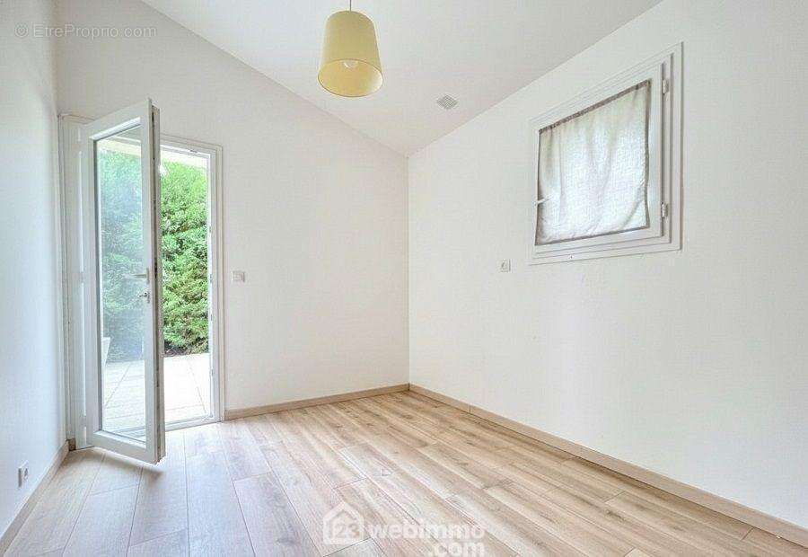 Chambre lumineuse bénéficiant d?un accès direct vers l?extérieur et le jardin. - Maison à SAINTE-MAXIME