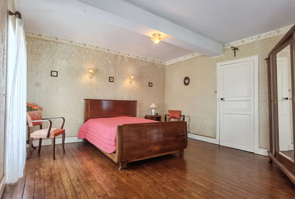 Maison à SAINT-MACAIRE-EN-MAUGES