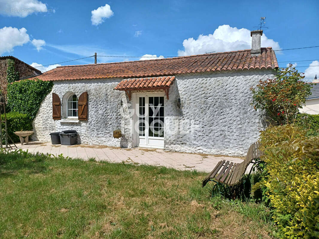 Maison à SAINT-ETIENNE-DE-MONTLUC