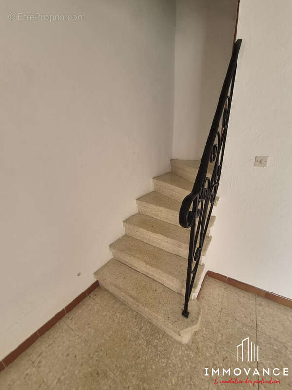 ESCALIER QUI DESSERT LA SALLE D&#039;EAU ET LA CHAMBRE  - Maison à ASPIRAN