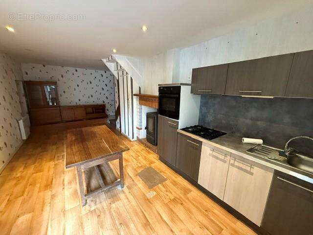 Maison 100 m² à Saint-Martin-De-Bienfaite-La-Cressonniere  - photo 3